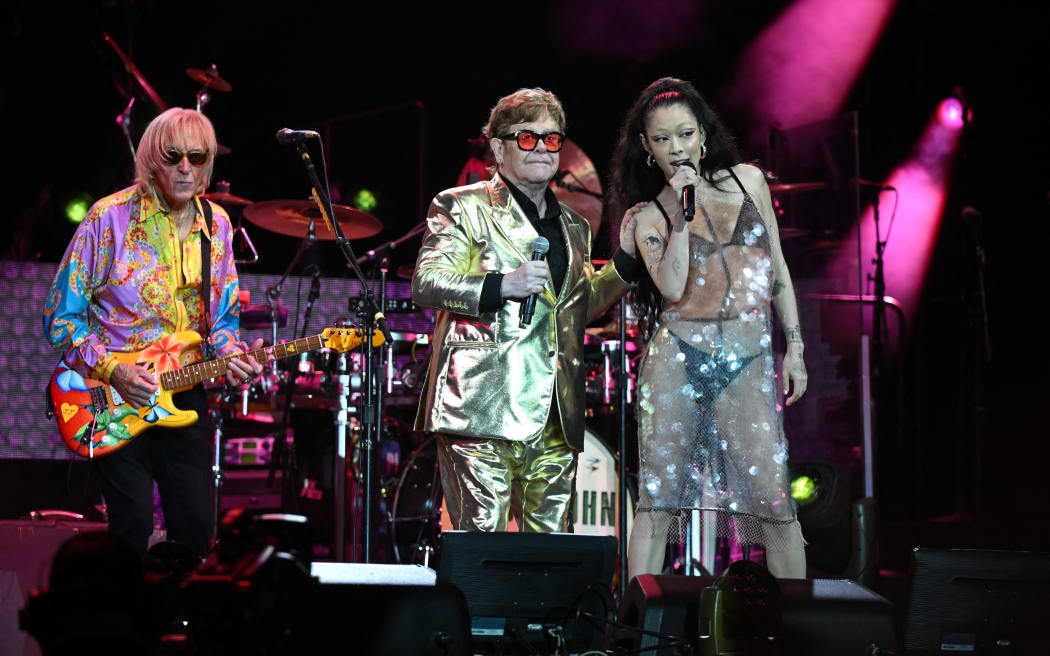 Legendary British singer Elton John (C) performs with Rina Sawayama (R) on the Pyramid Stage during day 5 of the Glastonbury festival in the village of Pilton in Somerset, southwest England, on June 25, 2023. Elton John will close Britain's legendary Glastonbury.  Party on Sunday in what is said to be his last performance in the UK.  The 76-year-old singer is ending an exciting career with a farewell world tour, having played his last concerts in the United States in May before a final gig in Stockholm on July 8. (Photo by Oli SCARFF / AFP )